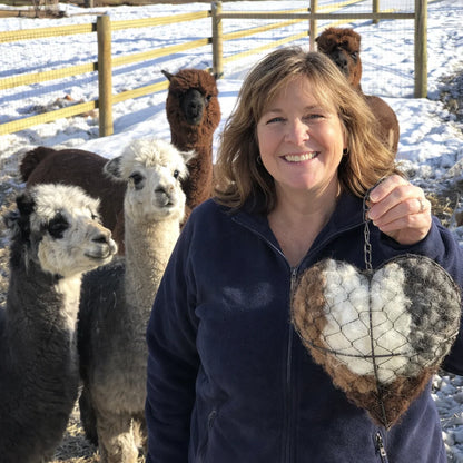 Bird Nesting Material Holder Heart-Shaped Alpaca Fiber Weatherproof